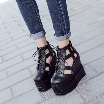 Стилни дамски обувки с висока платформа и отворени части в черен цвят