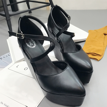 Κομψά παπούτσια  -με  ψηλά τακούνια μαρκαρισμένα, σε μαύρο χρώμα