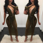 Лъскав дамски гащеризон с дълбоко деколте и коланче