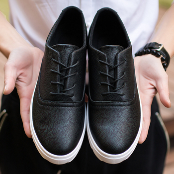 Ανδρικά πάνινα παπούτσια σε λευκό και μαύρο, σε ένα απλό μοντέλο