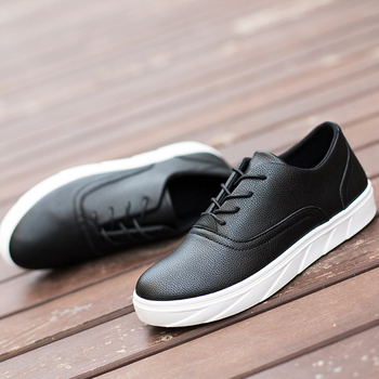 Ανδρικά πάνινα παπούτσια σε λευκό και μαύρο, σε ένα απλό μοντέλο