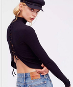 Σύντομη γυναικεία μπλούζα με δαντέλα με γυμνό πίσω μέρος και μανσέτες και κολάρο σε μαύρο χρώμα