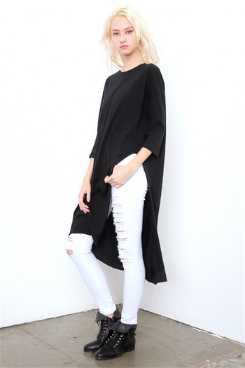 Κομψό μακρύ  γυναικείο πουλόβερ  με κολάρο σε σχήμα O και σχισμή