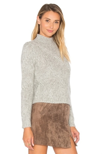 Стилен дамски пуловер в сив цвят с плетка с поло яка