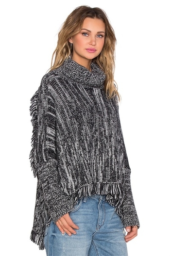 Ζεστό γυναικείο πουλόβερ σε ευρύ σχέδιο σε γκρι χρώμα