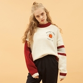 Красив дамски пуловер с цветни ръкави и О-образна яка