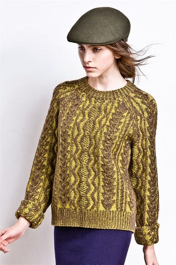 Интересен дамски пуловер в два цвята и в свободен стил
