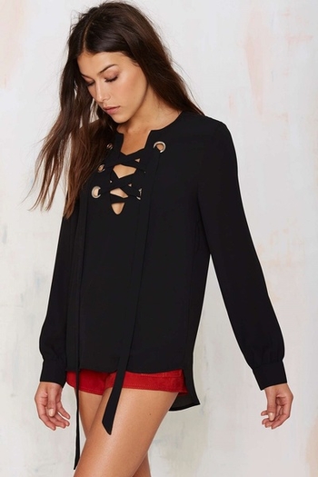 Γλυκιά γυναικεία μπλούζα με ντεκολτέ σε σχήμα V με μαύρους δεσμούς