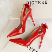 Πολύ κομψά γυναικεία ψηλά τακούνια με όμορφη κορδέλα στο τέλος του ρεύματος