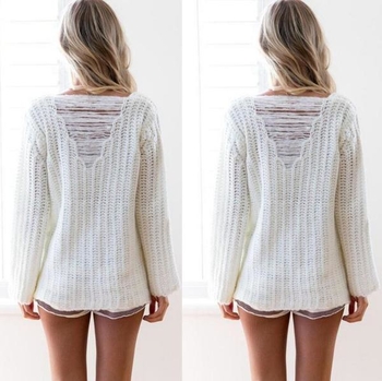 Вълнен дамски пуловер с дълъг ръкав и интересен разпокъсан гръб
