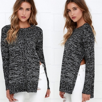Μακρύ  γυναικείο πουλόβερ σε γκρι χρώμα με σχισμή και λαιμόκοψη