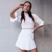 Ένα περιστασιακό και πολύ κομψό γυναικείο φόρεμα με δαντέλα και ψηλό γιακά