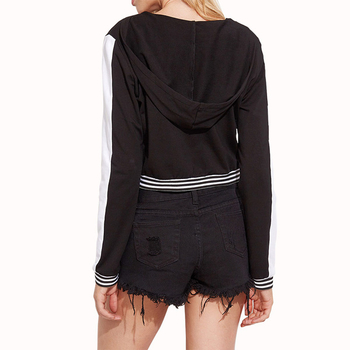 Сладка дамска блуза с дълбоко V-образно деколте с връзки в черен цвят