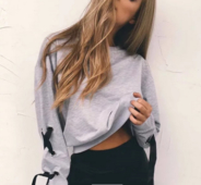 Γυναικεία καθημερινή αθλητική μπλούζα με κοντά μανίκια και πολλά ενδιαφέροντα κορδόνια