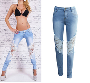 Γυναικεία ραμμένα παντελόνια denim με όμορφα κεντήματα στα πόδια και τα γόνατα