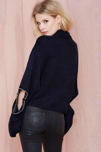 Стилен дамски пуловер в черен цвят с поло яка и ципове