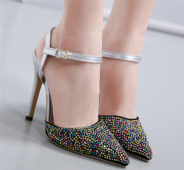Γυναικεία παπούτσια υψηλών τακουνιών με κούμπωμα γύρω από τον αστράγαλο και πολύ όμορφα λαμπερά μαργαριτάρια