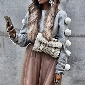 Страхотен дамски ежедневен пуловер с О-образна яка и много красиви пухени топчета по дължината на ръкавите