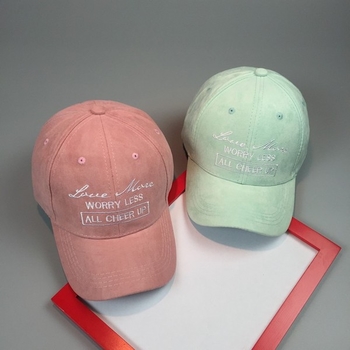 Γλυκό καπέλο με επιγραφή και φρέσκα χρώματα