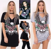 Σύγχρονη γυναικεία μπλούζα με ντεκολτέ σε σχήμα V και ενδιαφέρουσα έγχρωμη εκτύπωση