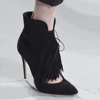 Много стилни и екстравагантни дамски обувки на висок ток с висящ пискюл