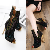 Κομψά  γυναικεία  παπούτσια  με  ψηλά  τακούνια με εξαιρετικές γυαλιστερές πέτρες