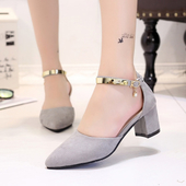 Ψηλοτάκουνα γυναικεία παπούτσια με γυαλιστερή ιμάντα στο αστραγάλο