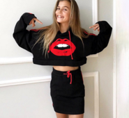 Μοντέρνο και κομψό γυναικείο σετ από δύο κομμάτια που διαθέτει κομψή κοντή μπλούζα με κουκούλα και εκτύπωση και σέξι σύντομη φού