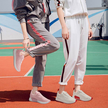 Αθλητικά και πολύ άνετα γυναικεία πάνινα παπούτσια σε τρία χρώματα