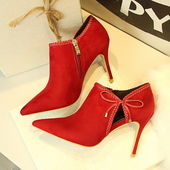 Κλειστά γυναικεία παπούτσια με ψηλά τακούνιια και  με μια ενδιαφέρουσα σύνδεση από έξω