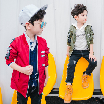 Κομψό και μακρύ παιδικό μπουφάν για αγόρια σε κόκκινο, μαύρο και πράσινο χρώμα