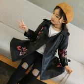 Κομψό δερμάτινο παλτό για κορίτσια σε μαύρο χρώμα με φυτικό κέντημα