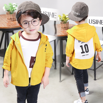 Παιδικό αθλητικό μπουφάν για αγόρια με κοκούλα σε κίτρινο χρώμα