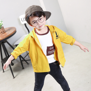 Παιδικό αθλητικό μπουφάν για αγόρια με κοκούλα σε κίτρινο χρώμα