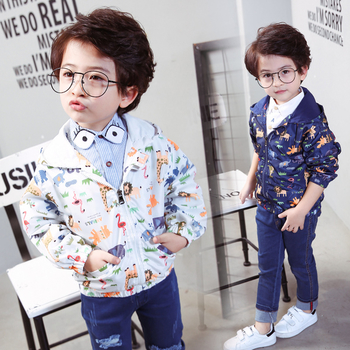 Παιδικό μπουφάν για αγόρια με εικόνες διακόσμησης, σε λευκό και μπλε χρώμα