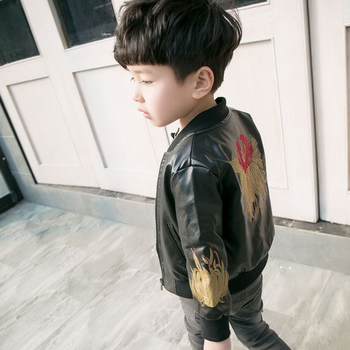 Детско кожено яке за момчета в черен цвят с бродерия на гърба