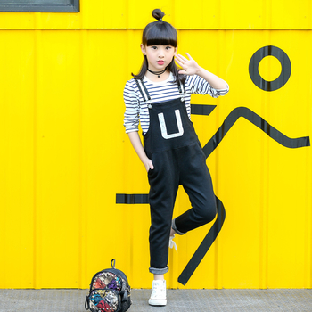 Стилен детски гащеризон за момичета в черен цвят с тиранти, в свободен стил