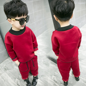 Κομψό παιδικό σετ για αγόρια σε ένα απλό και ευρύ μοντέλο