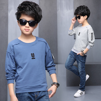 Casual παιδική μπλούζα σε ένα απλό μοντέλο σε τρία χρώματα