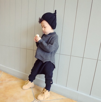 Топъл детски пуловер за момчета в широк модел, в сив и бял цвят