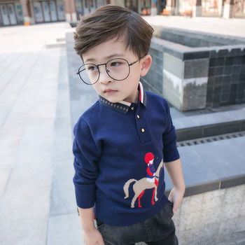 Παιδικό πουλόβερ για αγόρια σε κόκκινο και μπλε χρώμα με μια εικόνα