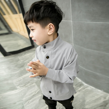 Παιδικό μακρύ μπουφάν για αγόρια με ενδιαφέρον σχέδιο, σε γκρι χρώμα