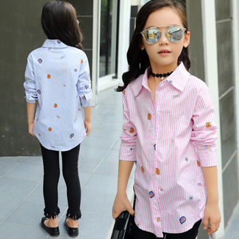 Κομψό και μακρύ παιδικό πουκάμισο για κορίτσια σε ριγωτό, γκρι και ροζ χρώμα