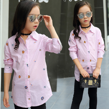Κομψό και μακρύ παιδικό πουκάμισο για κορίτσια σε ριγωτό, γκρι και ροζ χρώμα