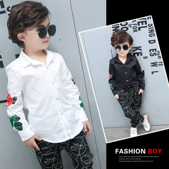 Κομψό παιδικό πουκάμισο για αγόρια με κεντήματα στα μανίκια, σε λευκό και μαύρο