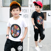 Κομψό παιδικό T-shirt για αγόρια σε λευκό και μαύρο με μια εικόνα