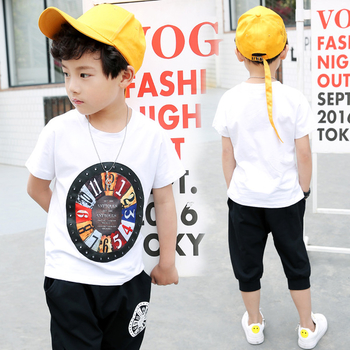 Κομψό παιδικό T-shirt για αγόρια σε λευκό και μαύρο με μια εικόνα