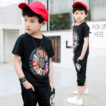 Спортно-елегантна детска тениска за момчета в бял и черен цвят, с изображение