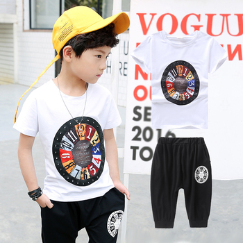 Спортно-елегантна детска тениска за момчета в бял и черен цвят, с изображение