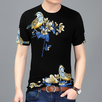 Μοντέρνο και πολύ κομψό ανδρικό μπλουζάκι με κοντό μανίκι και πολύχρωμα λουλούδια